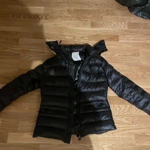 Moncler  - Säljer min moncler jacka som jag fick  som är använd ett få par gånger. Den är i jättebra stick. Pris kan diskuteras obs. Vet ej om den är äkta för är inte insatt. Den kommer ej till använd för har redan en jacka, Storleken är 2 på jackan (xs-m)