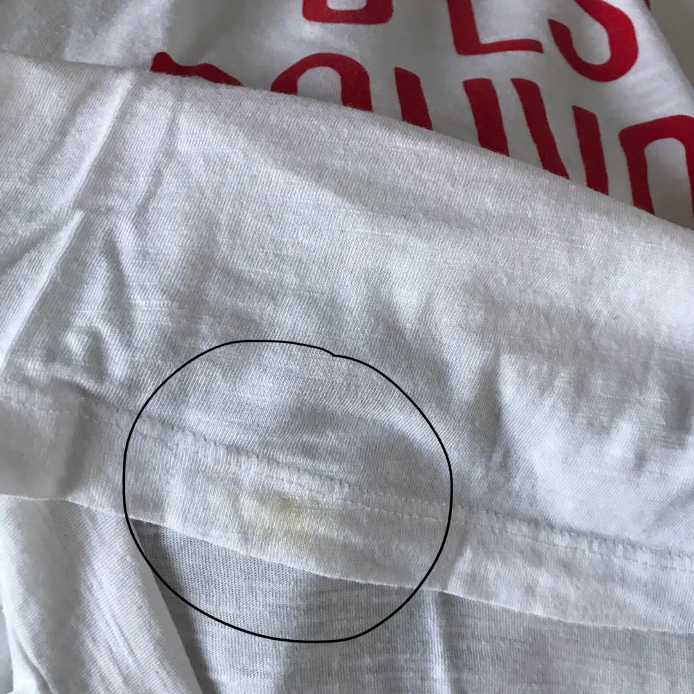Vit t-shirt med tryck från KappAhl i storlek S. Är lite defekt, se bild 2 och 3. Den har en gul fläck längst ner på kanten, vilket inte syns när man stoppar in tröjan. Den har även ett litet hål på ryggen. . T-shirts.