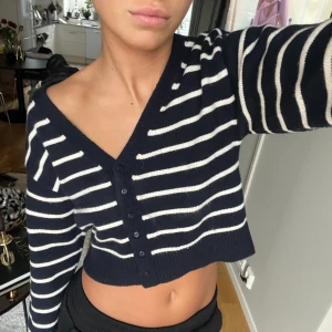 Randig kofta  - Super fin randig kofta , marinblå med vita ränder och små knappar, knappt använd då det inte är min stil längre❤️den ser svart ut på bild men är mörk mörk blå