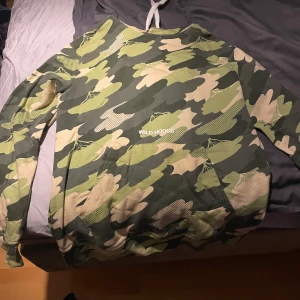 Kamouflage hoddie - Bra skick