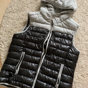 Oanvänd väst - Helt ny väst, aldrig använd då jag har en liknande. Unisex i st. S