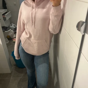 Hoodie - Vanlig rosa hoodie från hm, herravdelningen. Liten fläck på magen, inte försökt att få bort den. Köpt för 299kr