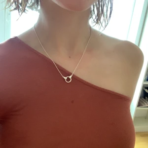 Trendigt halsband i silver - Trendigt halsband i färg silver! Jag har knappt använt det. Stängs med knäppe. Pris 65kr+frakt! 