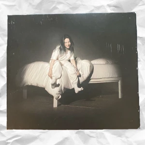 Billie eilish cd when we all fall asleep where do we go  - billie eilish cd som jag aldrig använder. som man kan se är förpackningen lite repad typ men själva skivan är i fint skick! så själva musiken funkar ju. vid flera intressen så blir det budgivning. priset ink inte frakt, hör av dig vid intresse.❣️