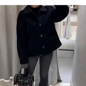 Monki kappa - Säljer denna trendiga kappa från monki. Den är i bra skick men ganska nopprig. Det är storlek S-M.