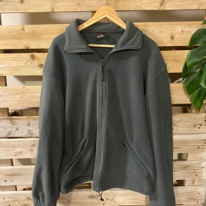 Polartec fleece  - Fleecen sitter som L. Väldigt bra skick!