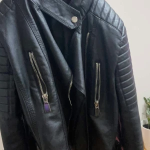 Skin jacka  - Jätte skön knappt använd 