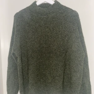 Grå stickad tröja - Vanlig mörk grå stickad tröja, skriv för mer info. 