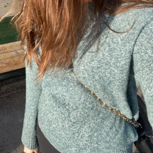 Stickad tröja - Grön stickad tröja från Vero Moda 🙌 Använd men bra skick, lite nopprig, 120kr 😇😇
