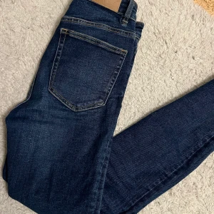 Blåa skinny jeans  - Använda nån gång,, köpta för 599:- . Har en liten Skada (se på första bild) . Men inget som syns så mycket eller stör.  