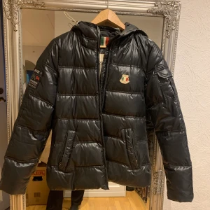 Vinterjacka  - Säljer nu denna varma och fina vinterjacka från märket Dolomite. Nypris är 4000kr.  Jackan har inga märken. 