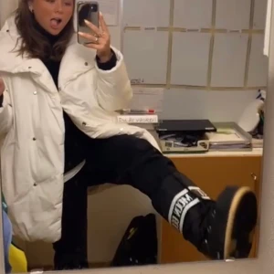 Vinterjacka - Lägger upp igen, så snygg vinterjacka! Går att knäppa med knappar hela vägen från kragen ner samt knyta i midjan med bälte. Bälter går även att ta bort om man vill det!