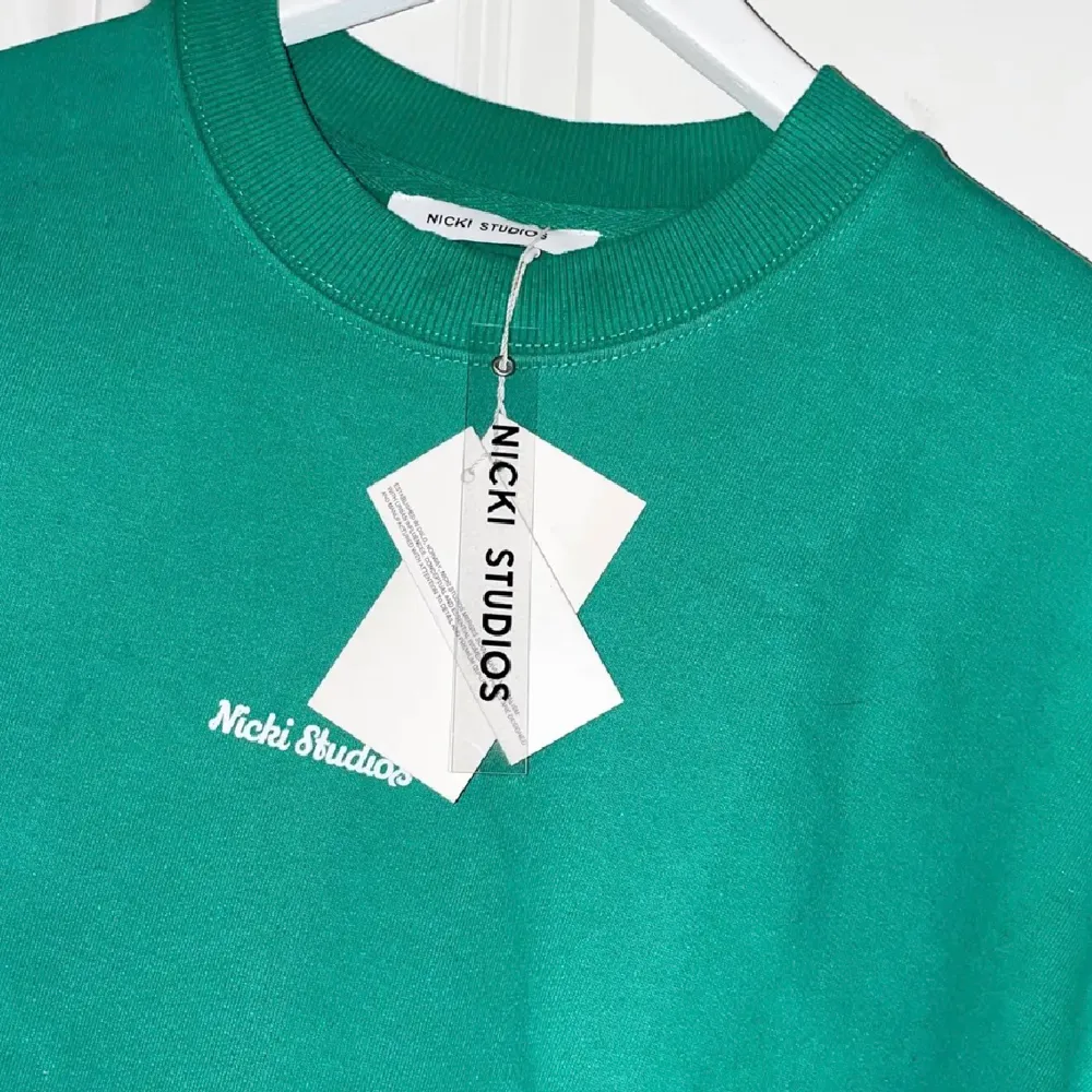Nicki Studios sweatshirt ny med prislappar, aldrig använd. Originalpris 1.095. Hoodies.