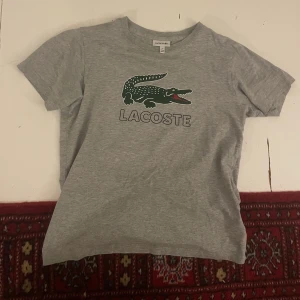 Lacoste babytee🐊 - Superfin!! Passar bra på mig som är en S/M🖤Kontakta mig för fler bilder eller för mer information <3