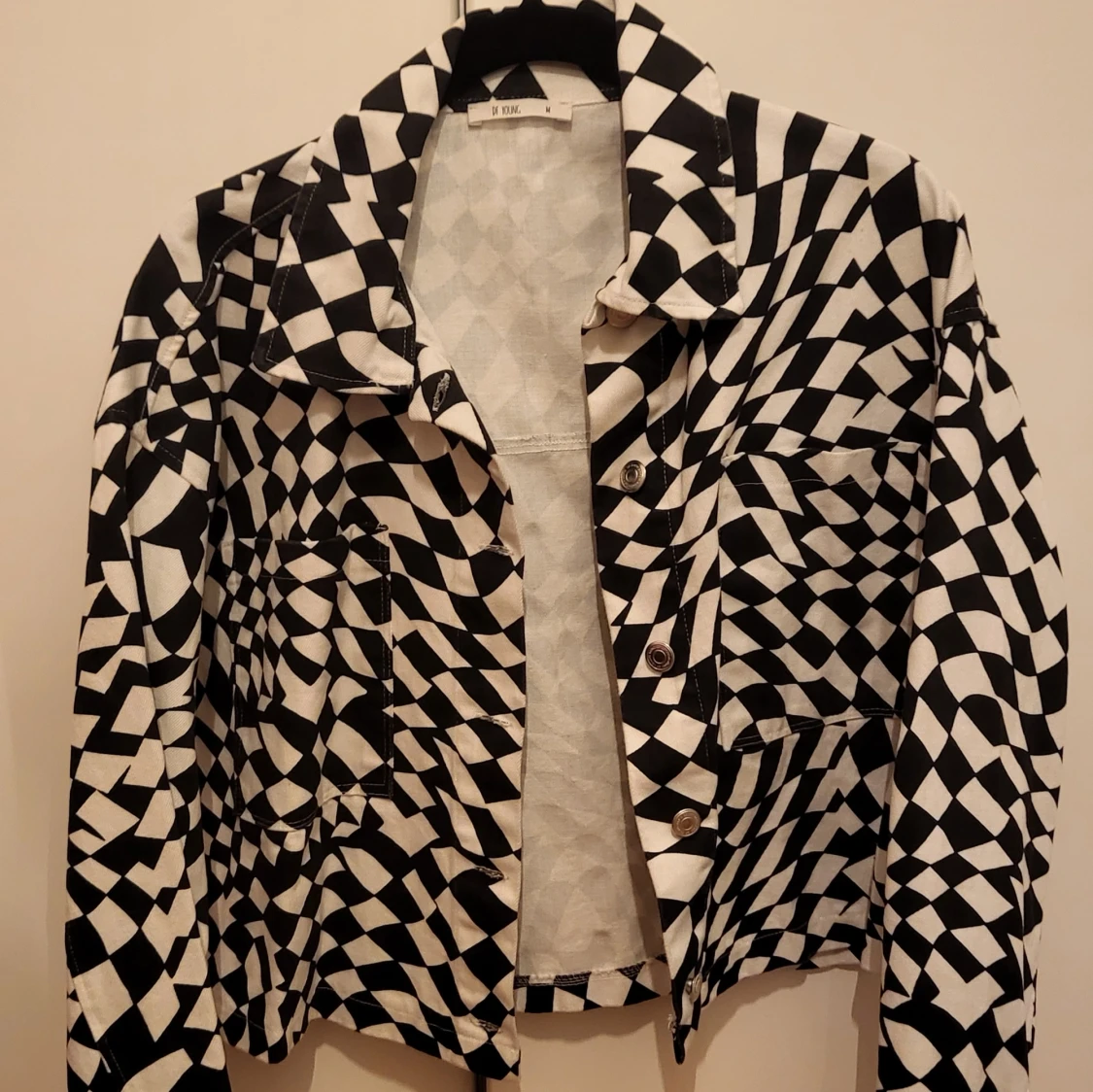 Svart och vit rutig jeans jacka