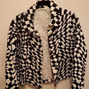 Svart och vit rutig jeans jacka - Rutig svart och vit jacka andvänd som outfit på ett event 1 gång köpt på zalando. Märke (de young) 