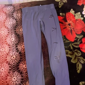 Gråa Nike träningsbyxor  - Här har jag ett par gråa Nike tränings byxor som har en lite gräs fläck på men som inte syns 