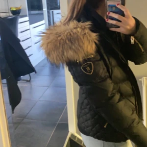 Rockandblue  - Säljer nu denna superfina märkes jacka från rockandblue då jag inte använder den. Passar perfekt vid denna höst/vinter tid. Den är använd Max 2 gånger och nypris är 3900. Hör av dig för frågor! Pris kan diskuteras. Frakt ingår! 