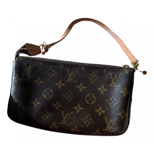 Lv poschette  - Fint skick, säljer pågrund av att jag vill köpa en ny väska. Köpt av en tjej för ca 2 år sen. 