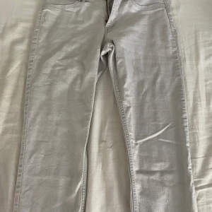 Jeans grå - Jeans grå passade mig men vill inte ha dem inte see trough. 