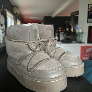 H&M  - Säljer dessa supermysiga skor från H&M🤎 använt ca 2 gånger så är i toppenskick! Nypris på dessa är 1000kr! Priset går att diskutera!🤎 Skorna är slutsålda på H&M 