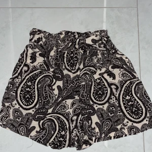 H&M shorts storlek 34 - Bekväma shorts med knutband, lite högmidjade 