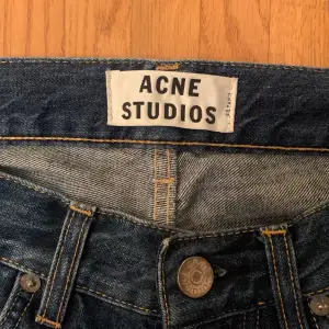 Jeans från Acne Studios som säljes pga storlek. Inga synliga defekter, som nya skulle jag säga. Nypris gissar jag på var ca 1999kr