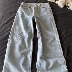 Jeans - Jeans från Junkyard i ”wide fit” med låg/medellåg midja. Storlek 27💫💫