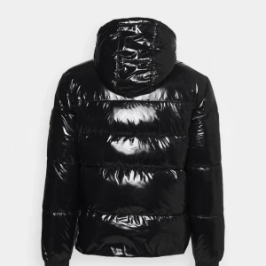 Clavin klein jacka - jättefin jacka, köptes förra året för 2599kr men säljer för 1000 då jag vill bli av med den, Inga defekter alls och väldigt varm och skön