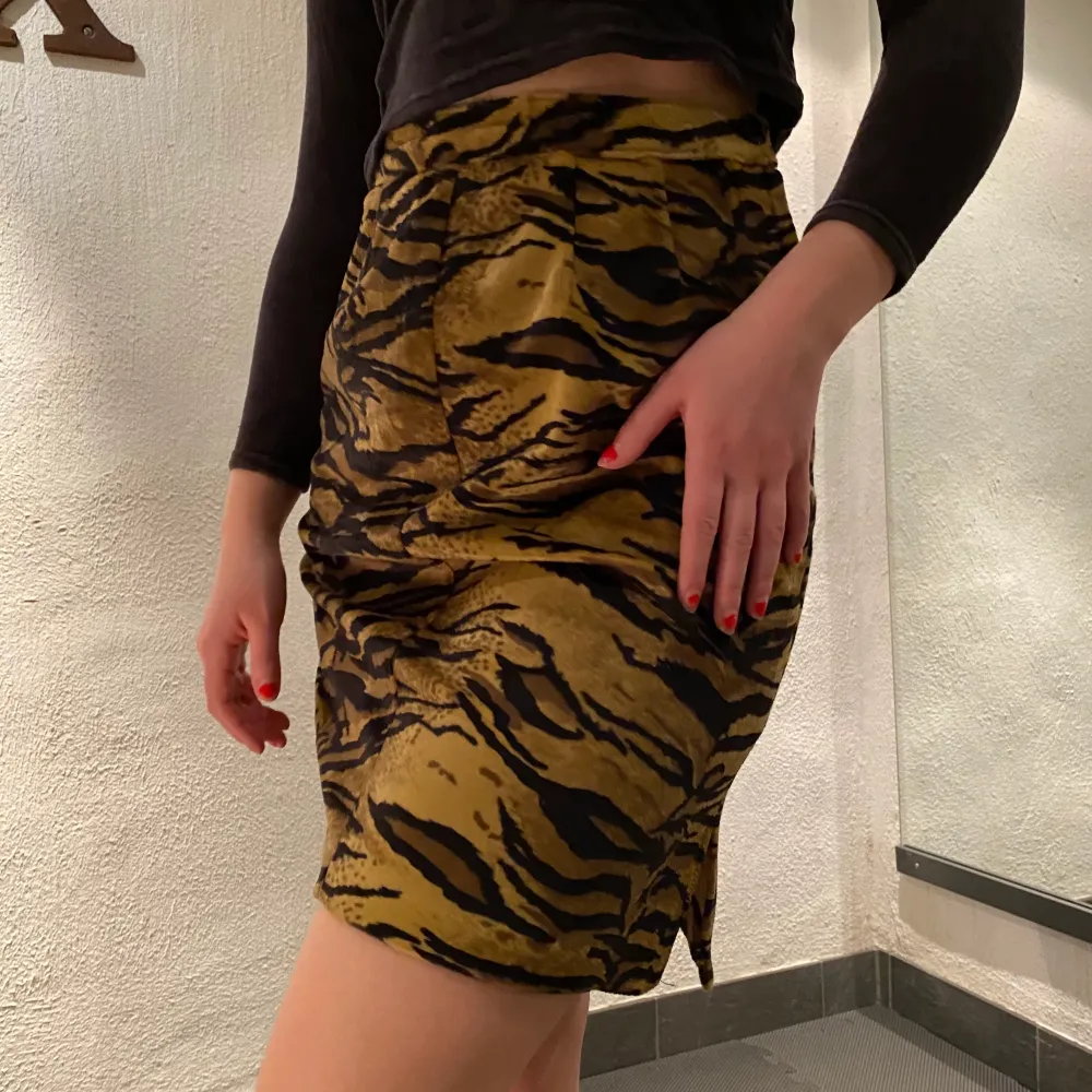 Vintage kjol i tigermönster och velvet🧡 finns en dragkedja i midjan som man kan ha både fram eller bak (som på bilderna) Det står ingen storlek men skulle gissa på en S. Kjolar.