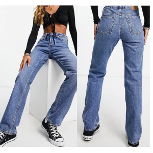 Weekday Jeans - Blå jeans med hög midja och raka ben - Säljer dessa otroliga jeans från weekday i strl W31, L32.  Tyvärr så var dessa för små för mig men det innebär också att det är helt oanvända. Orginalpris: 600kr  Frakt inräknat i priset.