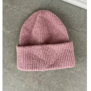 Rosa mössa  - Rosa stickad mössa. Perfekt till hösten och vintern i en magisk rosa färg. I nyskick 