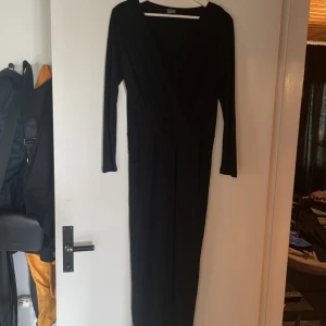 Jumpsuit - Svart jumpsuit från Gina Tricot Storlek S Pris: 100kr