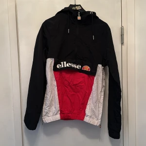 Ellesse vind/regn jacka vintage - Supersnygg och knappt använd vintage vind och regnjacka.   Passar XS-S Nypris: 99kr