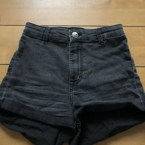 Jeansshorts - Svarta jeansshorts från h&m. Använda några gånger! Frakt tillkommer på 40kr!