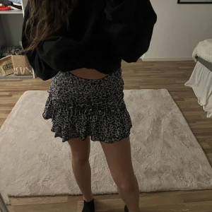 Kjol - Volangkjol med leopardmönster. Är i storlek 152 men passar även mig som är xs/s.