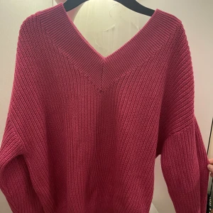 Stickad tröja - Rosa stickade tröja, har inte använts mer än 2 gånger. Säljer för 90kr