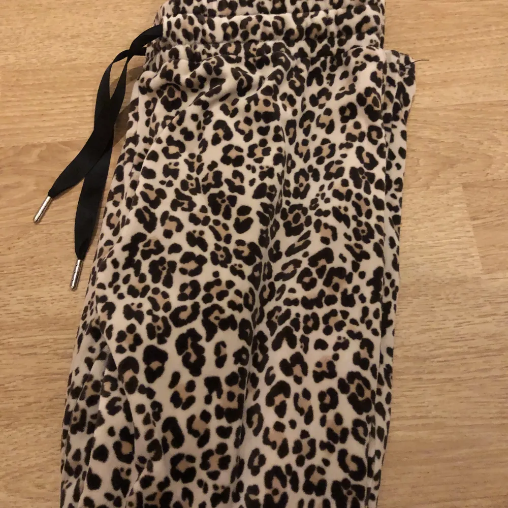Säljer ett par leopardmönstrade mjukisbyxor från Gina tricot i fint skick. Använda ett tag och sen bortglömda. Nypris ca 200kr. . Jeans & Byxor.