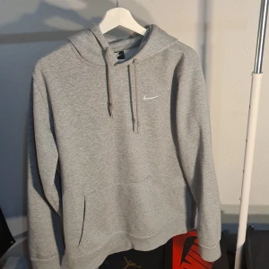 Nike hoodie - Skick 8/10 inte mycket använd. Ny pris 600