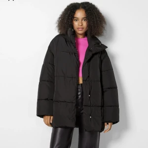 Breshka jacka  - Säljer min fina jacka från breshka, använd 1-2 gånger. Super fin på lite oversize storlek Xs