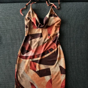 PLT dress size small - In perfect condition, very famous dress, perfect for date nights with the girls or on vacation. I got the exact same but in blue if everyone is interested too.