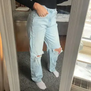 Jeans i mycket bra skick från Gina Tricot. Använd Max 5 gånger. High Waisted med hål i, långa jeans. Köparen står för frakt.