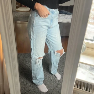 Jeans från Gina - Jeans i mycket bra skick från Gina Tricot. Använd Max 5 gånger. High Waisted med hål i, långa jeans. Köparen står för frakt.