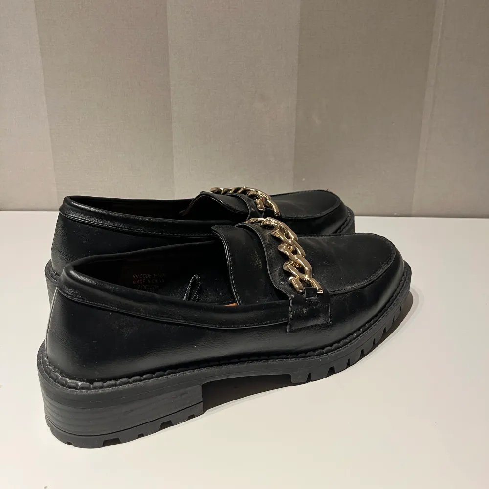 Säljer dom här loafersen inköpta på Primark London i våras! Dom är lite chunky i stilen och passar storlek 40-41. Aldrig använda, endast testade här hemma. Nypris 199 kr, säljes för 100 kr plus frakt (pris går att diskutera) 💕. Skor.