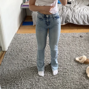 Jeans - Jeans från Zara med slits. Strl 36. Säljer de för att jag inte använder de längre