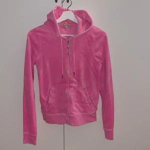 Juicy couture  - Rosa hoodie med dragkedja från juicy couture i strl S i väldigt gott skick.