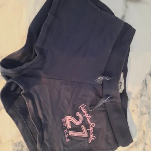 Shorts  - Sköna korta schorts. De är i begant skick men är hela och fina ändå! De är köpta på barnavdelningen men passar ändå på en xs-s