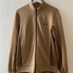 Ovadia & Sons - En riktigt skön tröja från Ovadia & Sons! Tröjan är använd och har även en liten fläck vid vänstra fickan men annars i bra skick! Nypris runt 1500kr. Pris kan alltid diskuteras och köparen står för frakt 😌