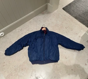 Vintage Columbia down jacka - Vintage Columbia down jacket. No rips  Great condition Techniaclalt a woman’s XL, but worn by a M male