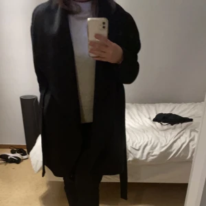 Lång kappa - Svart lång kappa, lappen är bortklippt men skulle gissa att den är från Zara. Storlek S, använd fåtal gånger 